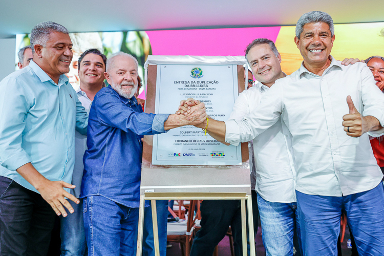 Lula acompanha inauguração de complexo viário em Feira de Santana (BA)