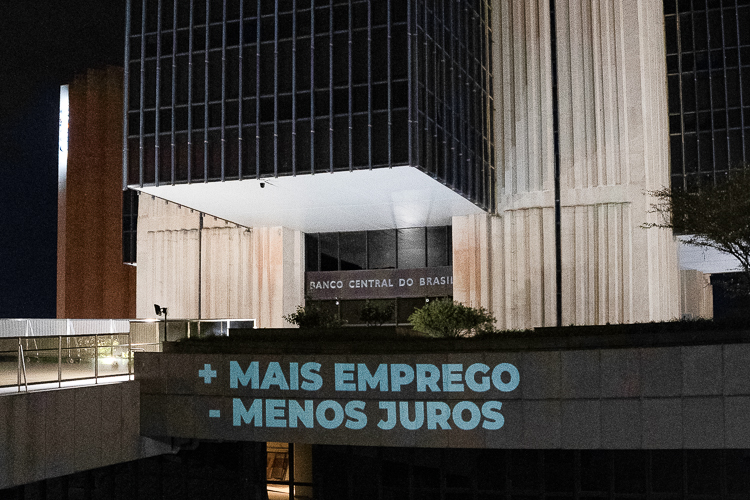 Em ação contra o país, capital financeiro intensifica ataque especulativo para subir juros