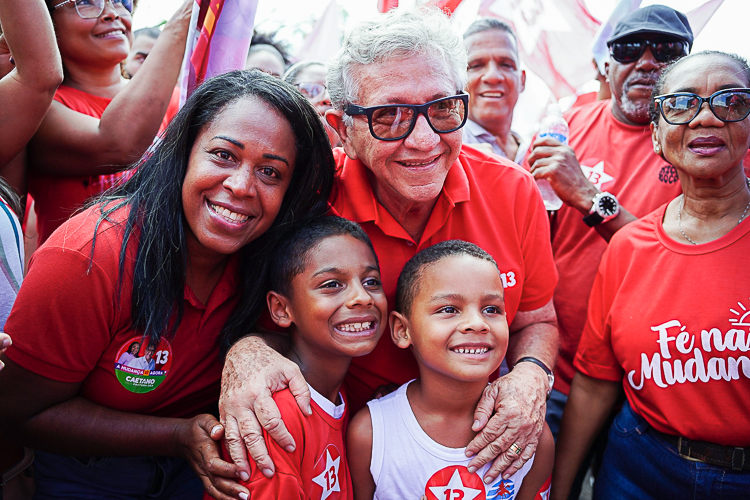 Caetano reúne 15 mil pessoas nos PHOCs e defende união pelo futuro de Camaçari (BA)