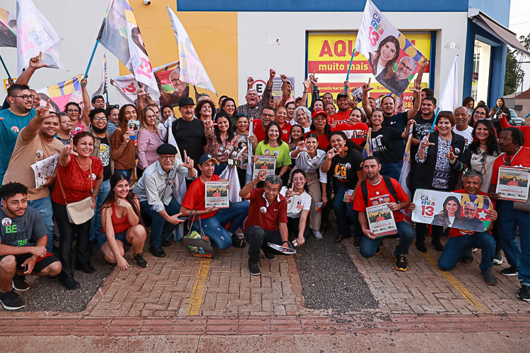 Em Campo Grande, Camila faz caminhada no bairro Nova Lima ao lado do vice Zeca do PT