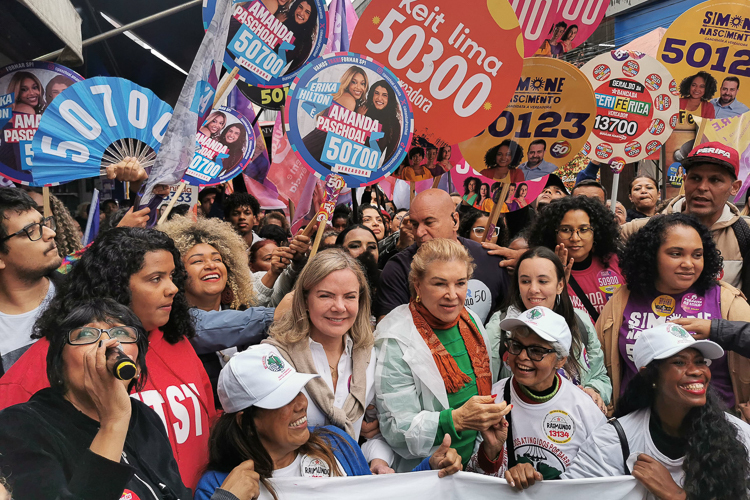 Com a presença de Gleisi, mulheres lotam bairro de SP para apoiar Boulos e Marta