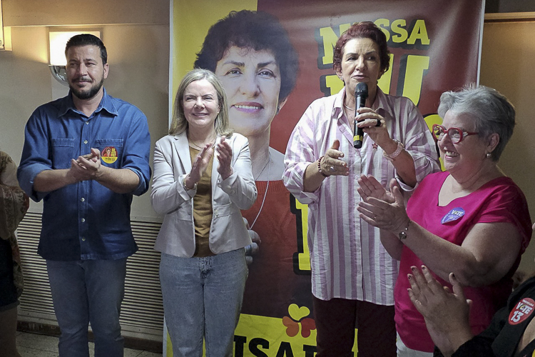 Gleisi fortalece candidaturas do PT em oito municípios do Paraná