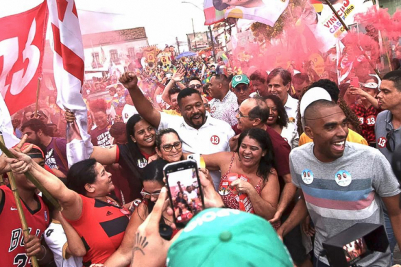 Vinicius lota as ruas de Olinda durante grande ato em defesa da mudança