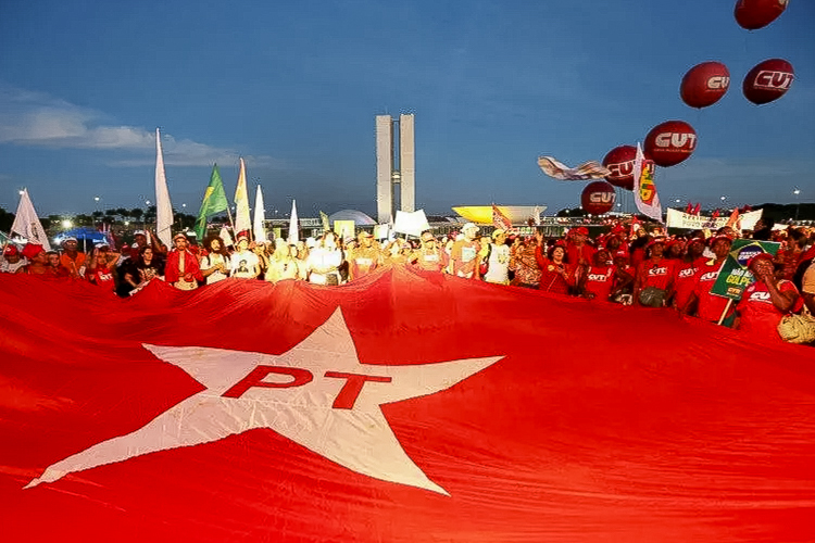 “PT sai maior deste primeiro round”, celebra Humberto Costa