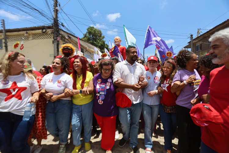 Com Gleisi, mulheres de Olinda fazem caminhada para eleger Vinícius Castello