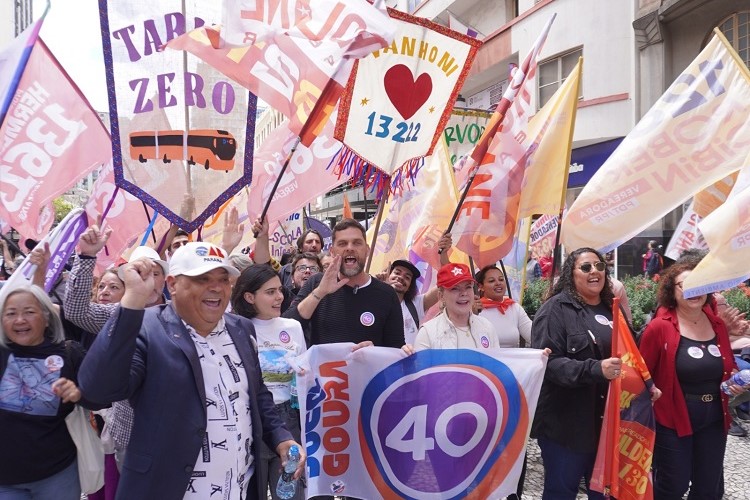 Gleisi e Goura mobilizam apoiadores em grande caminhada no centro de Curitiba