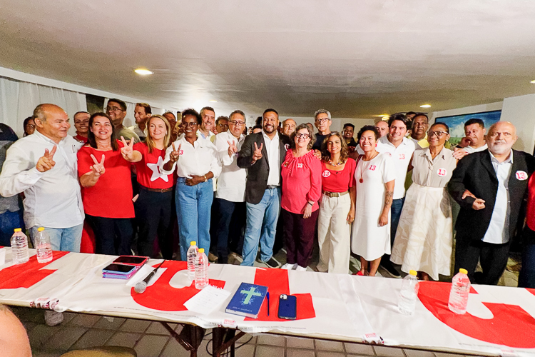 Em Olinda, Vinícius Castello participa de encontro com evangélicos