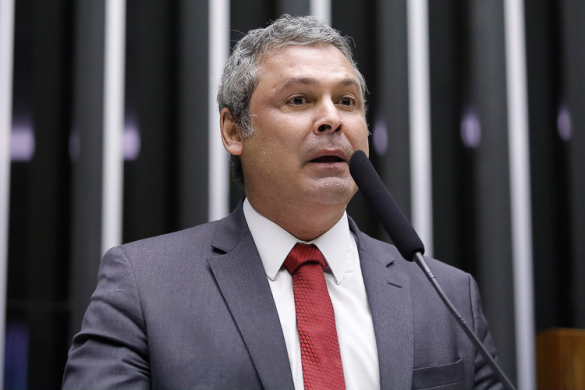 Lindbergh cobra rapidez da Justiça em punir Bolsonaro e outros 36 golpistas indiciados pela PF