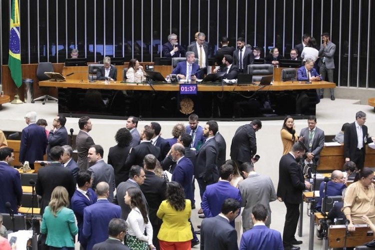 Com votos do PT, Câmara aprova ajuste fiscal que preserva direitos dos mais pobres