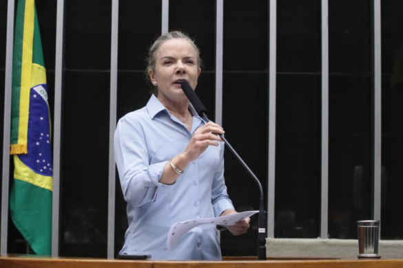 Gleisi defende compromisso fiscal de Lula e critica herança maldita de Bolsonaro