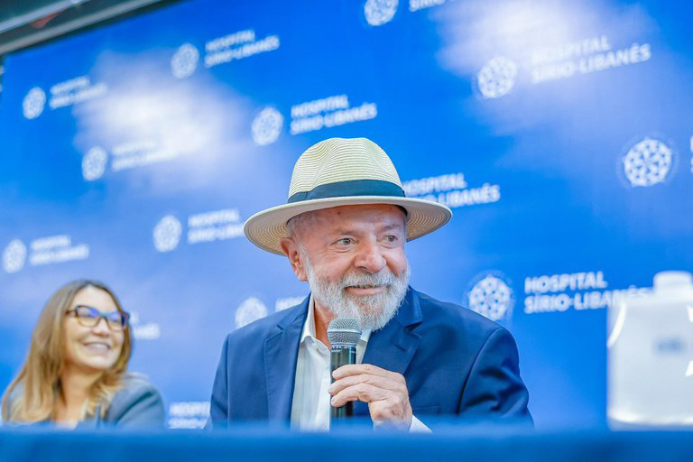 Parlamentares do PT comemoram alta hospitalar de Lula após cirurgia