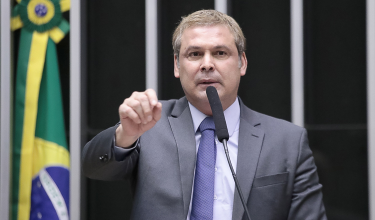 Lindbergh apresentará à PF documentos que comprovam ações de Eduardo Bolsonaro contra soberania nacional