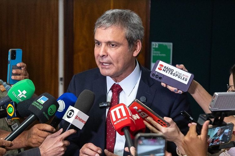 Lindbergh comemora vitória da democracia na manutenção de ação penal contra Ramagem