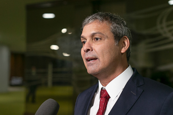 Lindbergh aciona AGU contra Bolsonaro por ataques contra o Estado Democrático de Direito