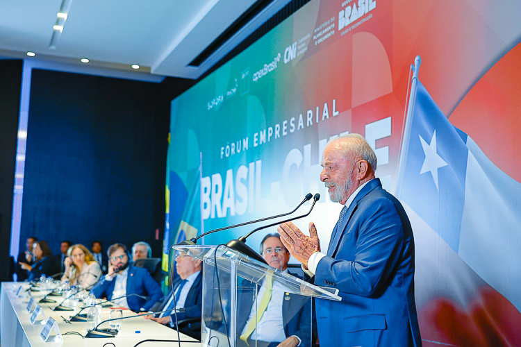 “Esse é o momento da gente criar coragem”, diz Lula em fórum com Boric