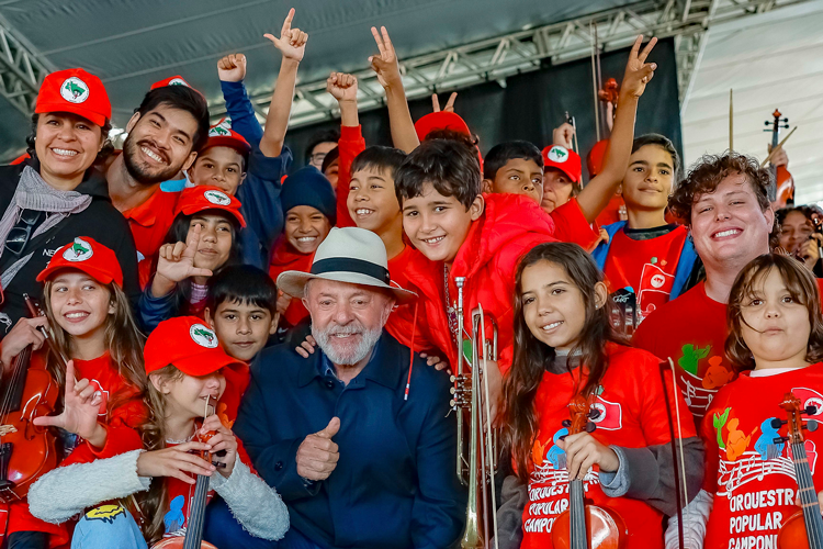 Lula beneficia 450 famílias com entrega de assentamento no Paraná