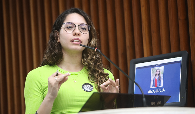 Deputada estadual Ana Júlia (PT-PR) é vítima de violência política de gênero