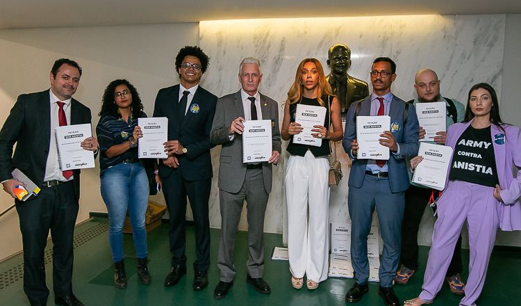 Parlamentares da CPMI recebem manifesto com 184 mil assinaturas contra anistia
