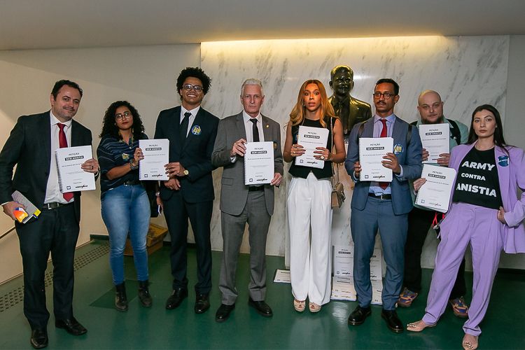 Parlamentares da CPMI recebem manifesto com 184 mil assinaturas contra anistia