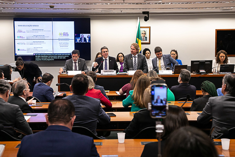 Camilo defende regulamentação do ensino a distância e faz balanço do MEC