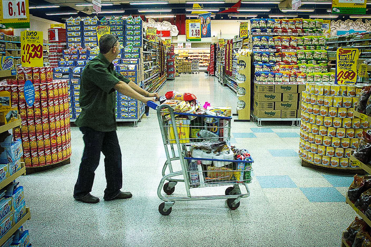 Senadores celebram recorde histórico de vendas em supermercados