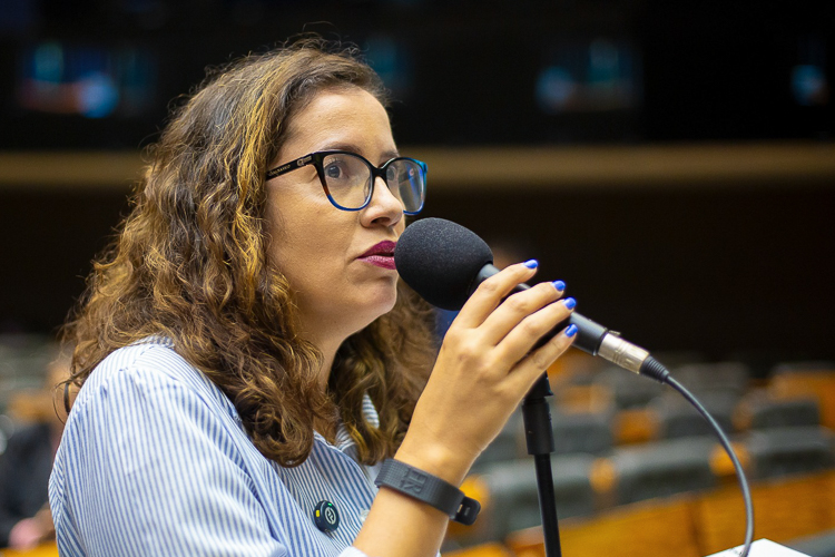 Denise Pessôa apresenta projeto para proteger idosos contra abusos em empréstimos