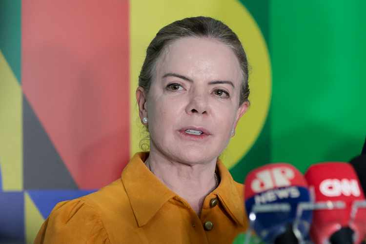 Gleisi apresenta queixa-crime contra bolsonarista por ataque misógino