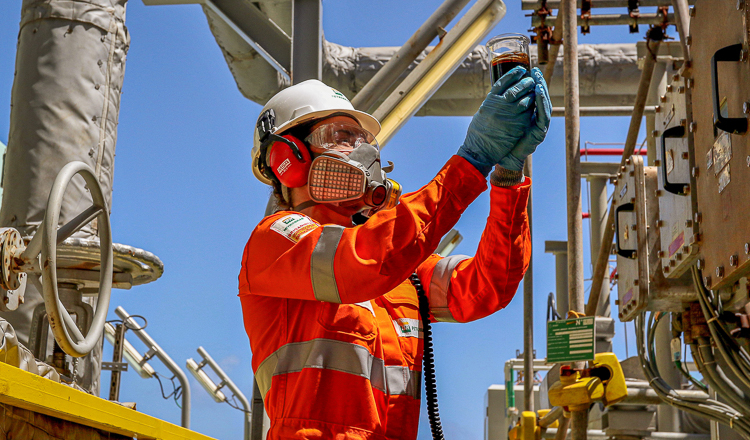 Petrobras amplia produção e descobre mais petróleo no pré-sal