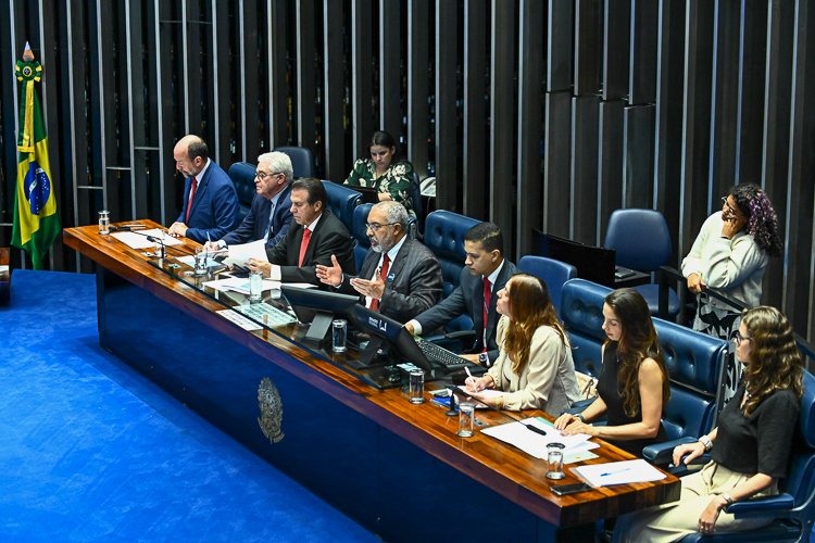 Para marcar o 1º de maio, plenário debateu desafios do mundo do trabalho