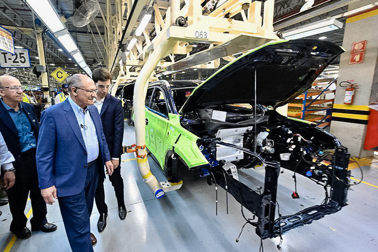 Brasil e Argentina ampliam acordo automotivo com tarifa zero para autopeças