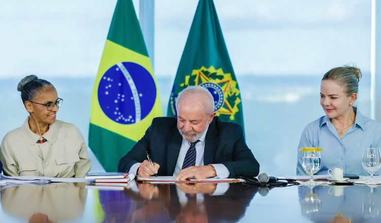 Lula sanciona cotas: 30% de vagas no serviço público a negros, indígenas e quilombolas