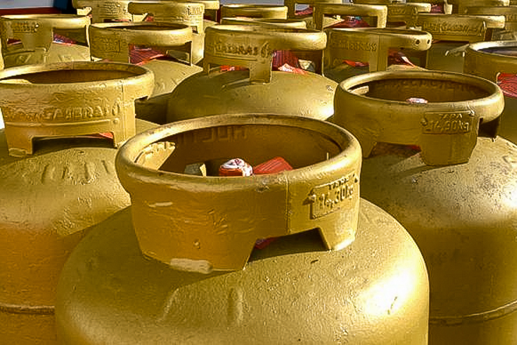 Auxílio Gás começa a ser pago nesta segunda(16) e beneficia 5,4 milhões de famílias