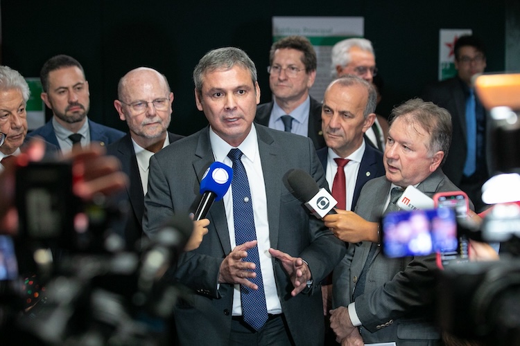 Medidas fiscais: Lindbergh defende justiça tributária e redução de desigualdades