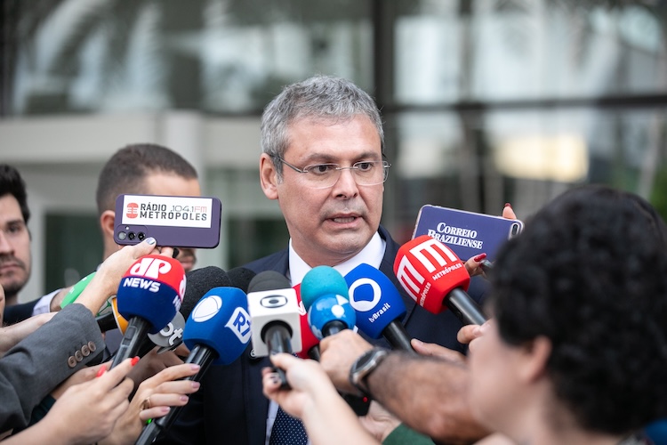 Ataque à soberania: Lindbergh pede a PF bloqueio de contas de Bolsonaro