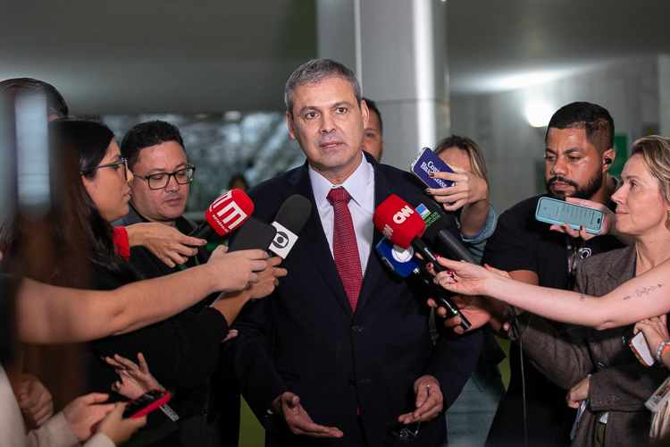 Líder do PT alerta para corte de R$ 12 bilhões se decreto do IOF for derrubado