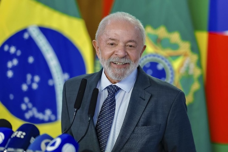 Lula celebra avanço do PIB e criação de empregos, e prevê novos programas