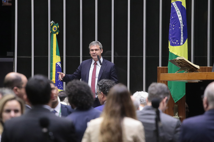 PT vota contra a urgência para projeto que ameaça justiça fiscal defendida pelo Governo Lula