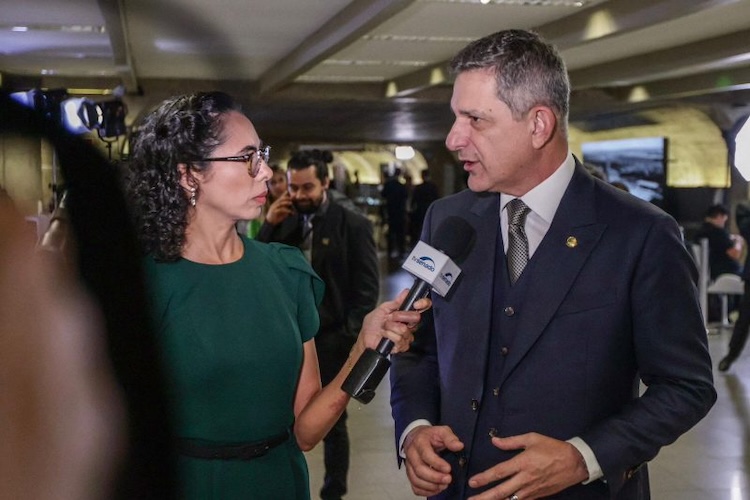 BRICS: Rogério Carvalho defende SUS e uso ético da IA em debate sobre saúde