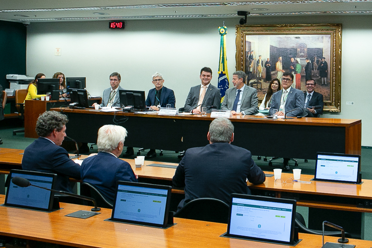 Com apoio do PT, relator mantém isenção do IR até R$ 5 mil e amplia faixa de desconto para R$ 7.350