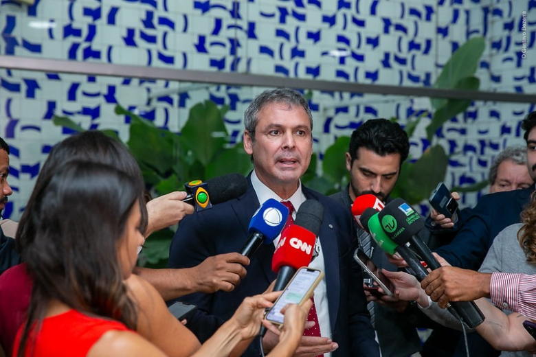 Lindbergh quer cassação de Eduardo Bolsonaro por conspiração contra o Brasil