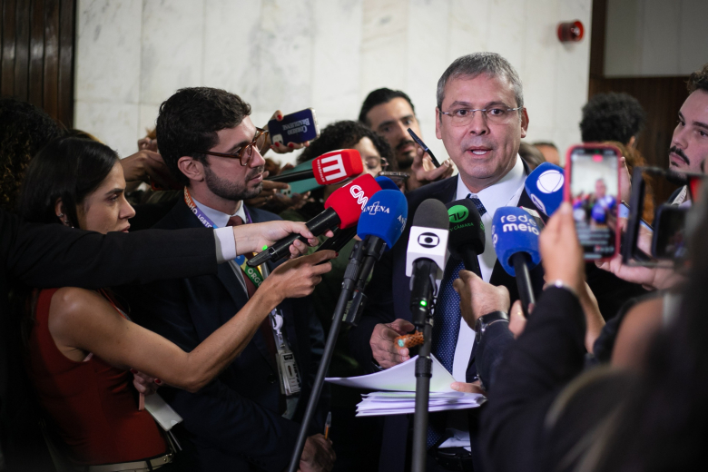 Lindbergh propõe reação do Congresso a tarifas de Trump e pede repúdio oficial