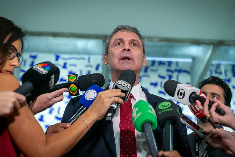 Lindbergh Farias desmonta mentiras de Jair Bolsonaro para tentar escapar da prisão