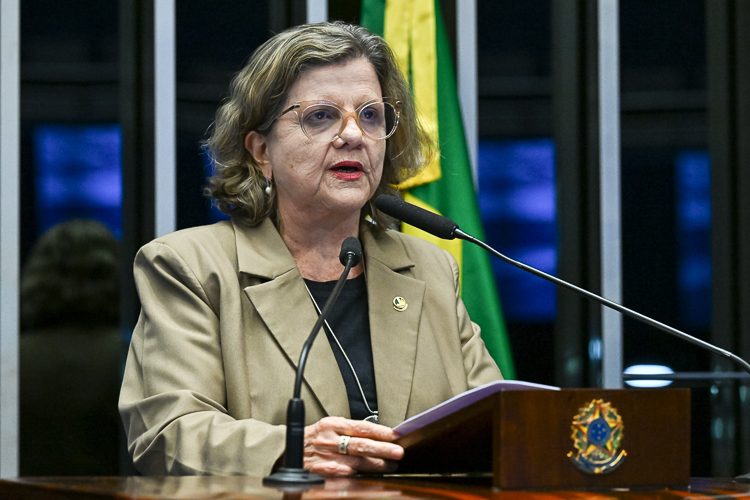 Senadores petistas ocupam tribuna para defender justiça na cobrança de impostos