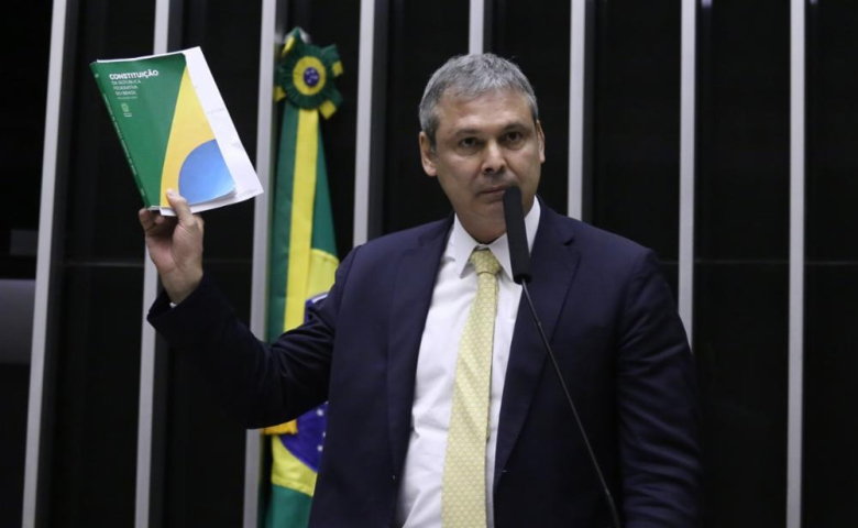 Lindbergh defende decisão sobre IOF e acusa família Bolsonaro de traição nacional