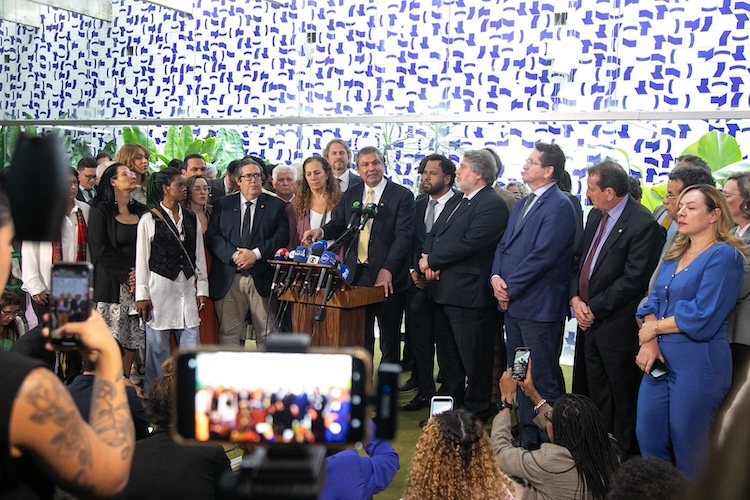 Em coletiva, Lindbergh denuncia “sequestro do Parlamento” e cobra punições