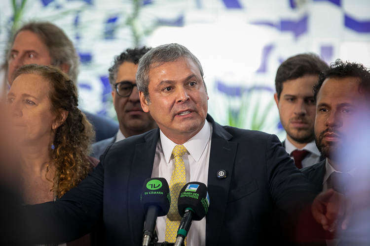 Lindbergh anuncia ação no Conselho de Ética contra bolsonaristas