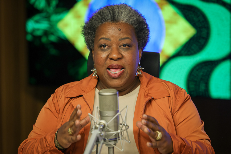 Macaé defende regulação das big techs e avanço de projeto para proteger crianças