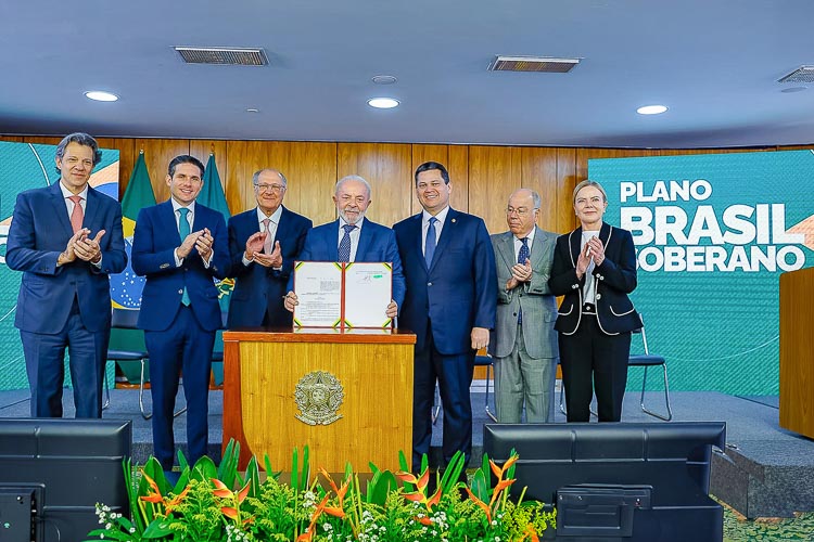 Lula assina MP de ajuda a exportadores: “Nossa soberania é intocável”