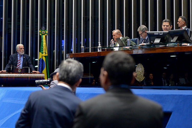 Com relatoria de Jaques Wagner, Senado aprova atualização da tabela do IR