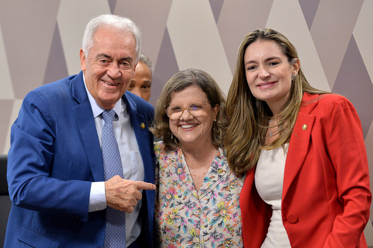 Com voto do PT, comissão do Senado sepulta a PEC da Blindagem